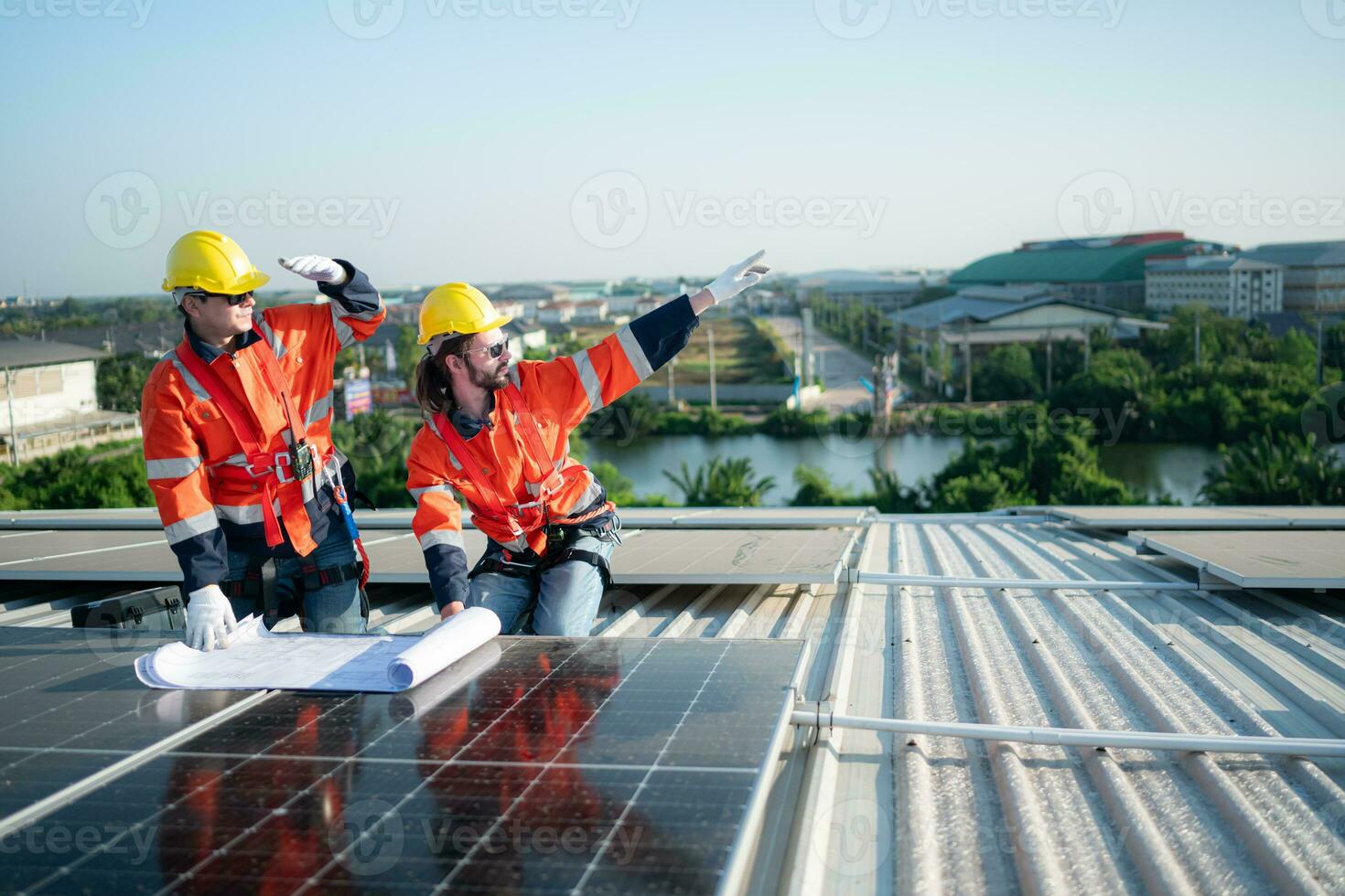 engenheiro e técnico trabalhando em a solar painel em a armazém cobertura para inspecionar a solar painéis este ter fui dentro Operação para alguns tempo. foto