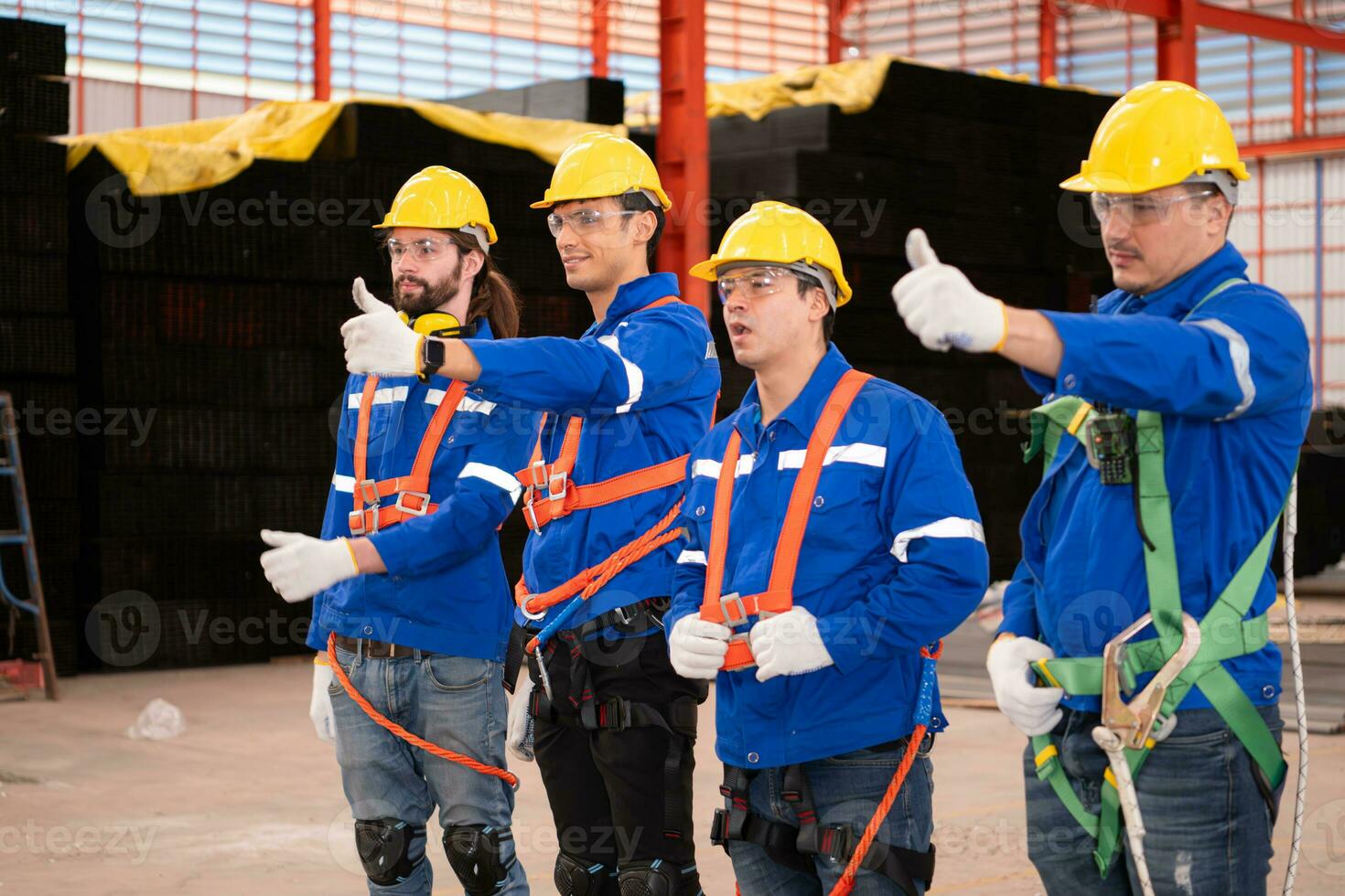 retrato do uma equipe do industrial trabalhadores em pé juntos dentro uma armazém foto