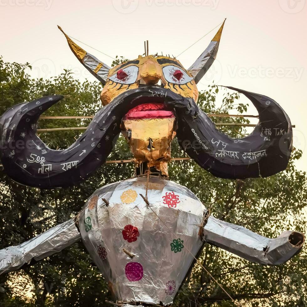 ravnans ser aceso durante Dussera festival às Ramleela terra dentro Délhi, Índia, grande estátua do Ravana para pegue fogo durante a justo do Dussera para comemoro a vitória do verdade de senhor rama foto