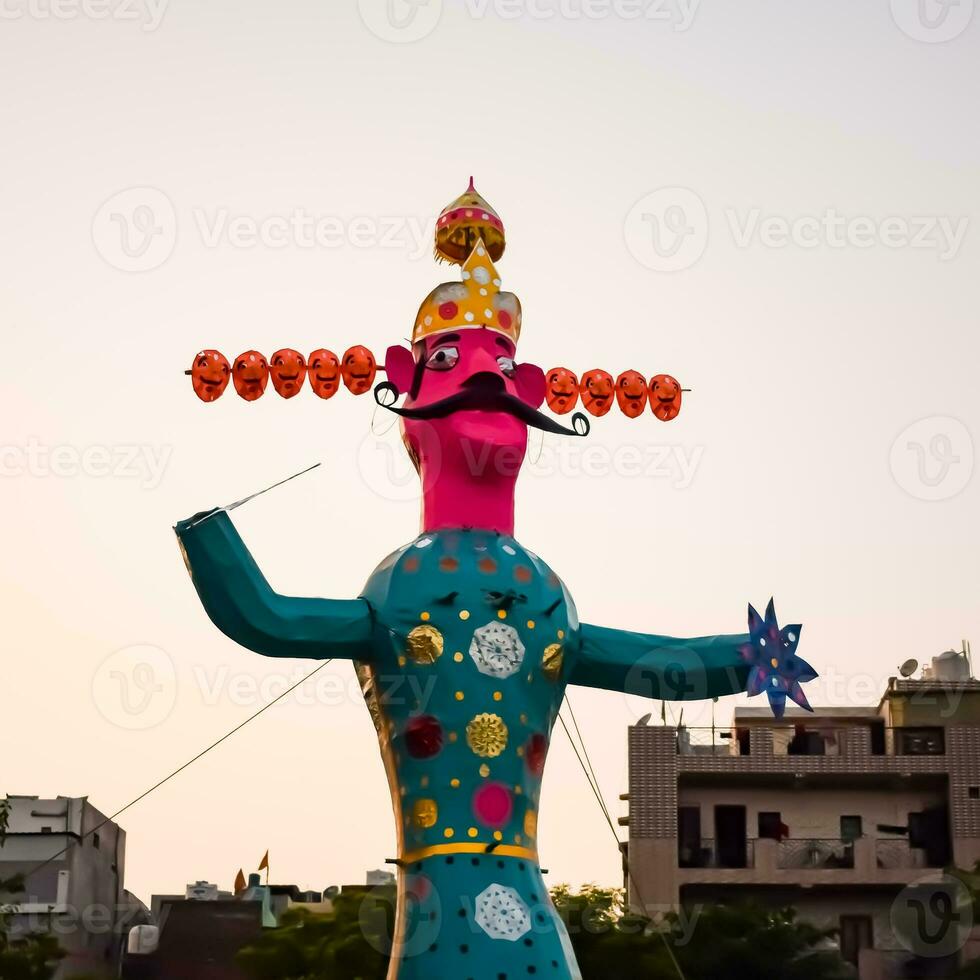 ravnans ser aceso durante Dussera festival às Ramleela terra dentro Délhi, Índia, grande estátua do Ravana para pegue fogo durante a justo do Dussera para comemoro a vitória do verdade de senhor rama foto