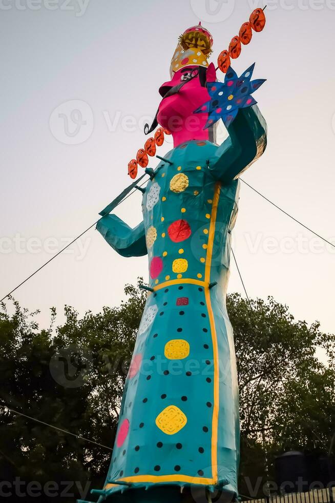 ravnans ser aceso durante Dussera festival às Ramleela terra dentro Délhi, Índia, grande estátua do Ravana para pegue fogo durante a justo do Dussera para comemoro a vitória do verdade de senhor rama foto