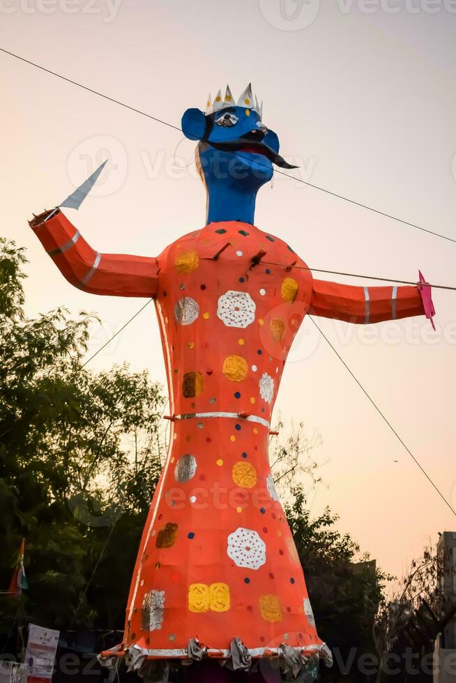 ravnans ser aceso durante Dussera festival às Ramleela terra dentro Délhi, Índia, grande estátua do Ravana para pegue fogo durante a justo do Dussera para comemoro a vitória do verdade de senhor rama foto