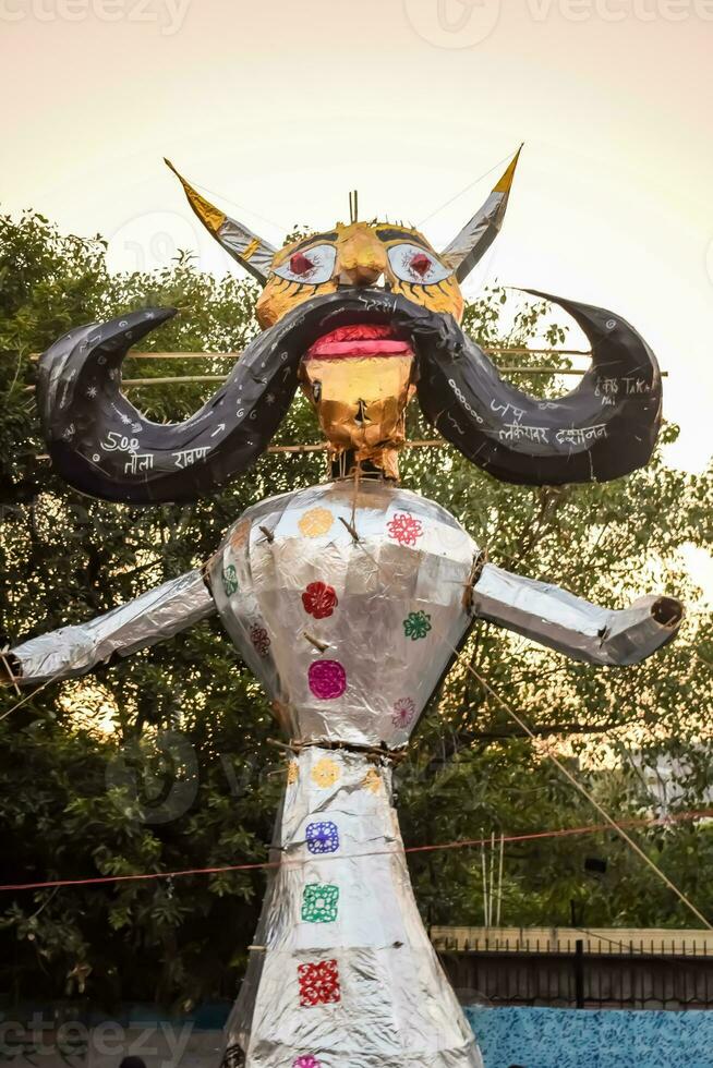 ravnans ser aceso durante Dussera festival às Ramleela terra dentro Délhi, Índia, grande estátua do Ravana para pegue fogo durante a justo do Dussera para comemoro a vitória do verdade de senhor rama foto