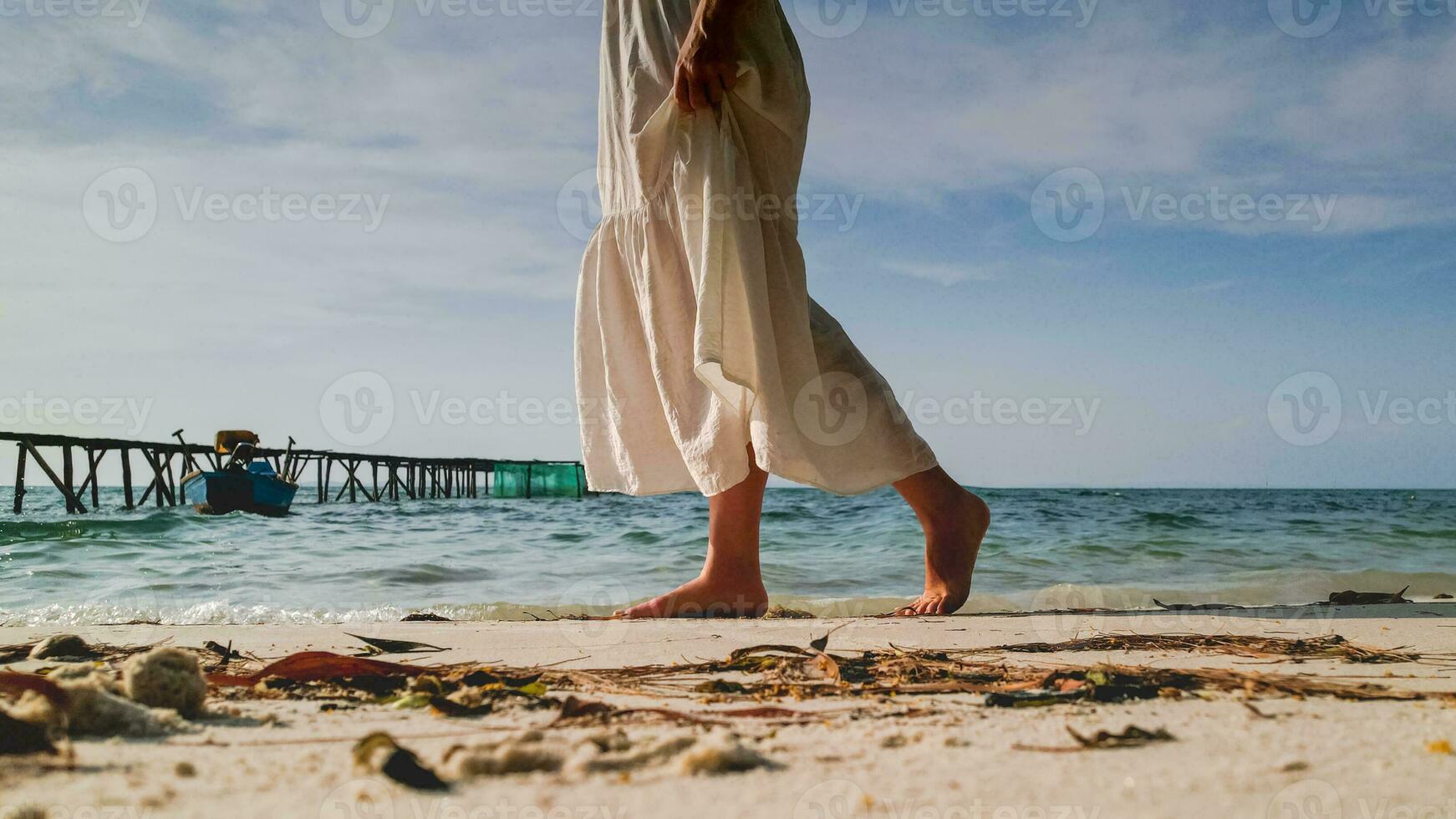 descalço de praia andar com cais Visão foto