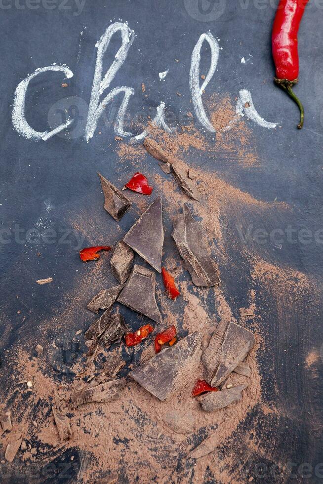 vermelho Pimenta pimentas e Sombrio chocolate peças foto