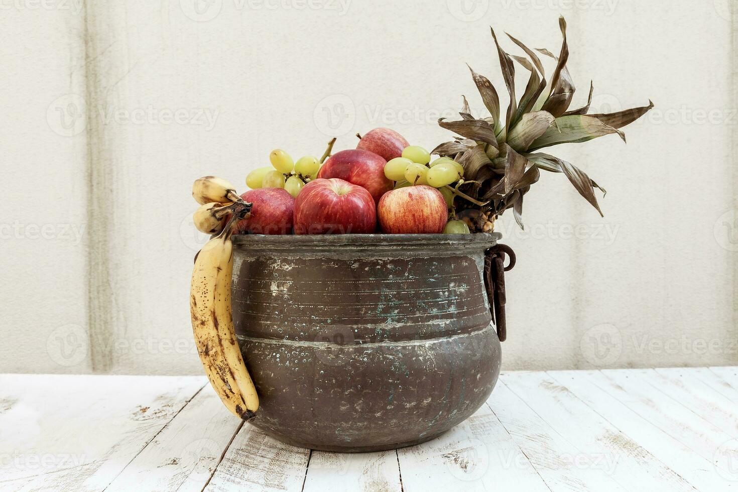 misturado com outono fruta dentro uma metal Panela foto