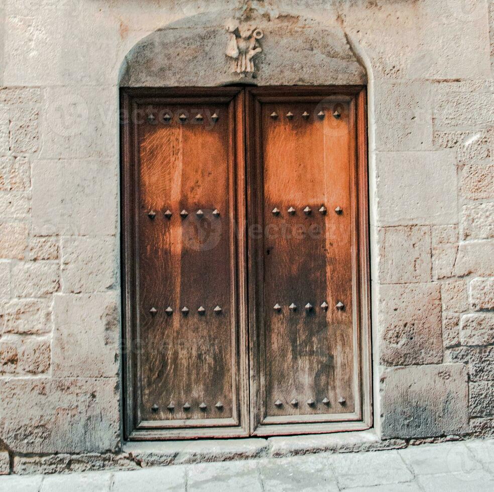 uma medieval fechadas porta com ferro acessórios dentro uma pedra muro. típica arquitetura do Europa. foto