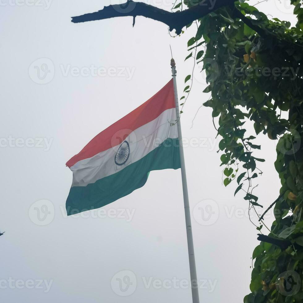 bandeira da índia voando alto no lugar de connaught com orgulho no céu azul, bandeira da índia tremulando, bandeira indiana no dia da independência e dia da república da índia, tiro inclinado, acenando a bandeira indiana, har ghar tiranga foto