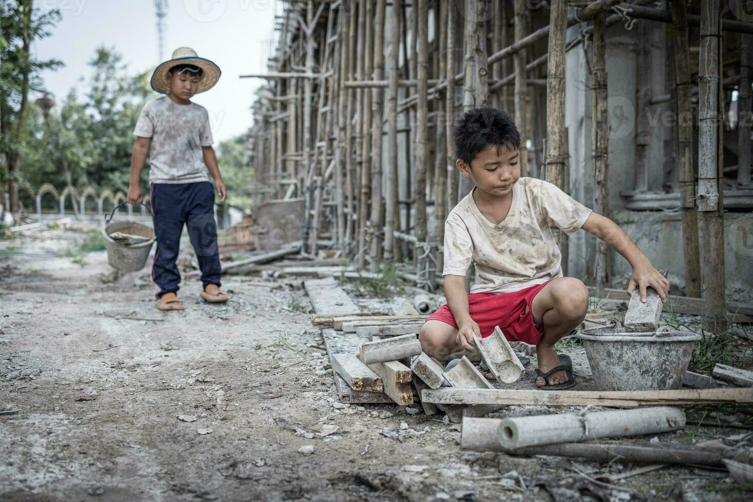 crianças pobres são forçadas a trabalhar na construção, violência infantil e conceito de tráfico, anti-trabalho infantil, dia dos direitos em 10 de dezembro. foto