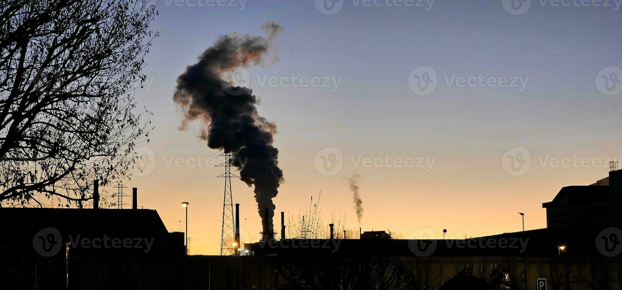 a smog do fábrica chaminés com a cores do a pôr do sol dentro Itália foto