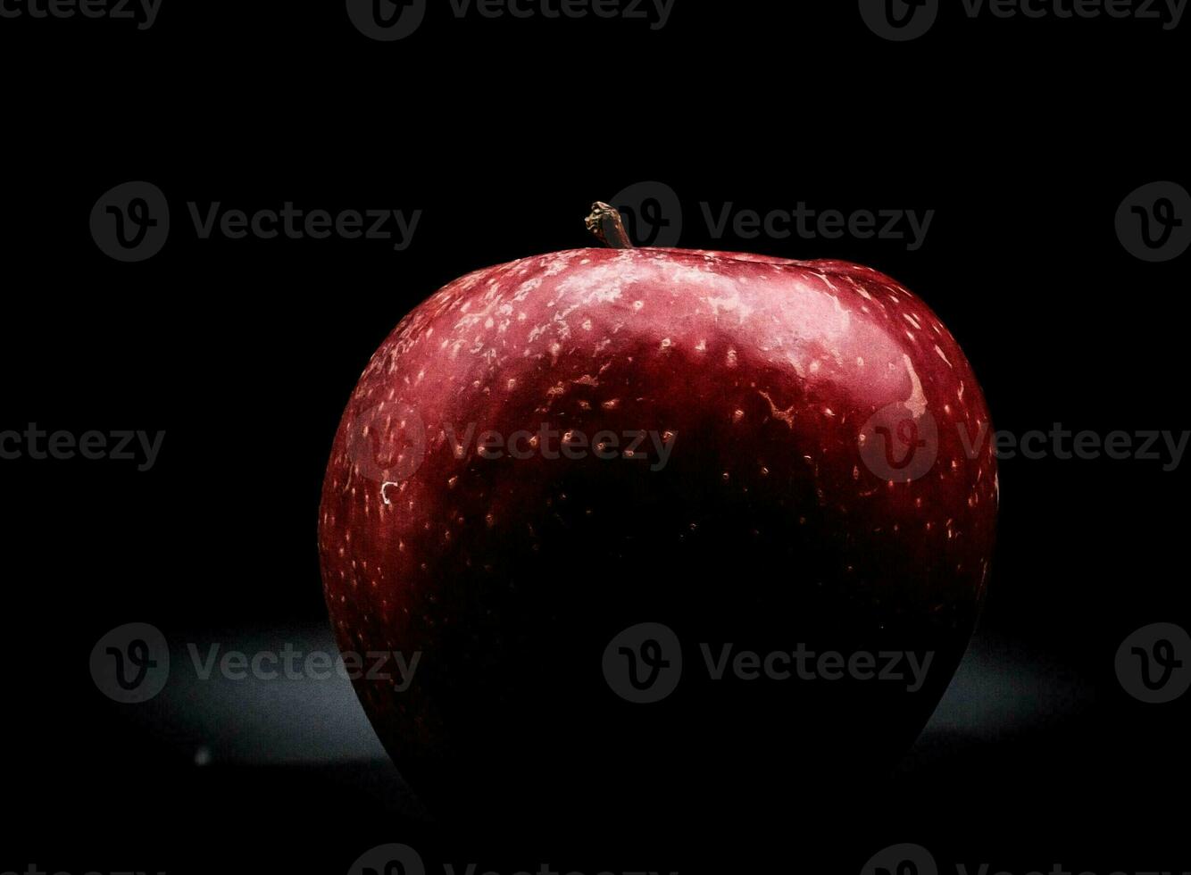 brilhante, vividamente colori vermelho maçã em uma Preto fundo durante uma estúdio foto sessão dentro a inverno do 2023