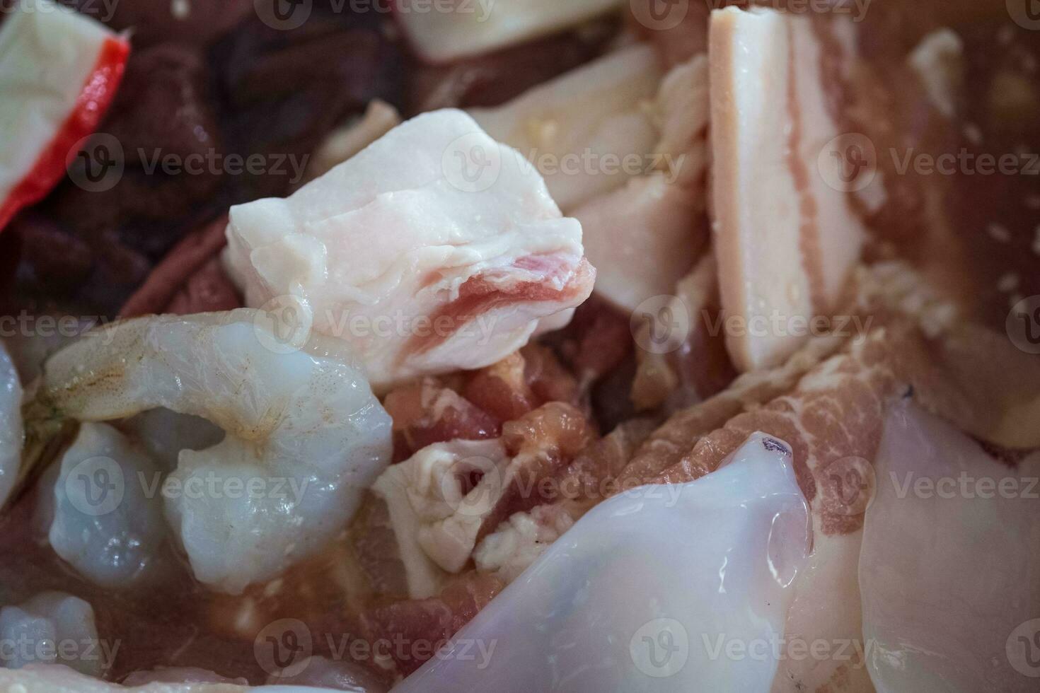 tailandês estilo tradicional cozinha é cru carne de porco ou frutos do mar marinado para tailandês estilo churrasco grade. foto