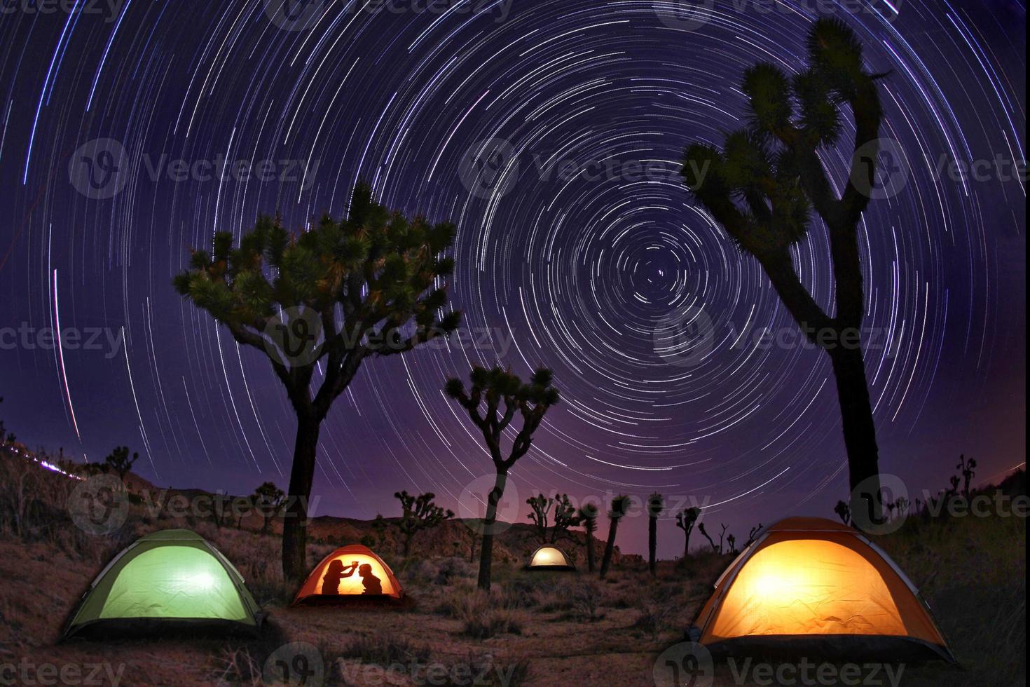 paisagem pintada de luz de acampamento e estrelas foto