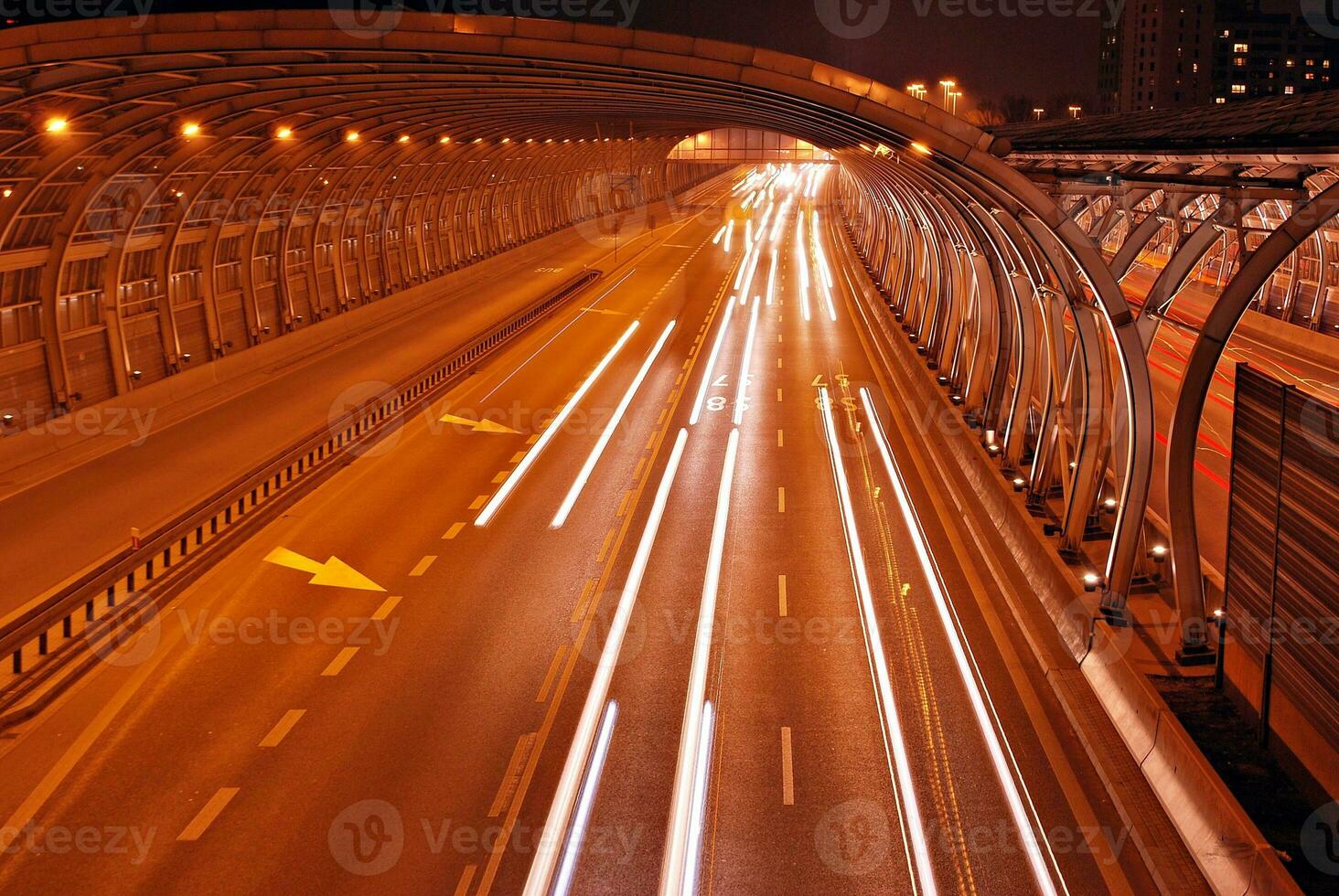 carros em rua. cidade rua luzes às noite. foto