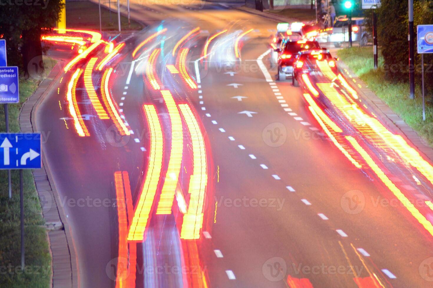 luz listras e vestígios do movimento dentro a cidade foto