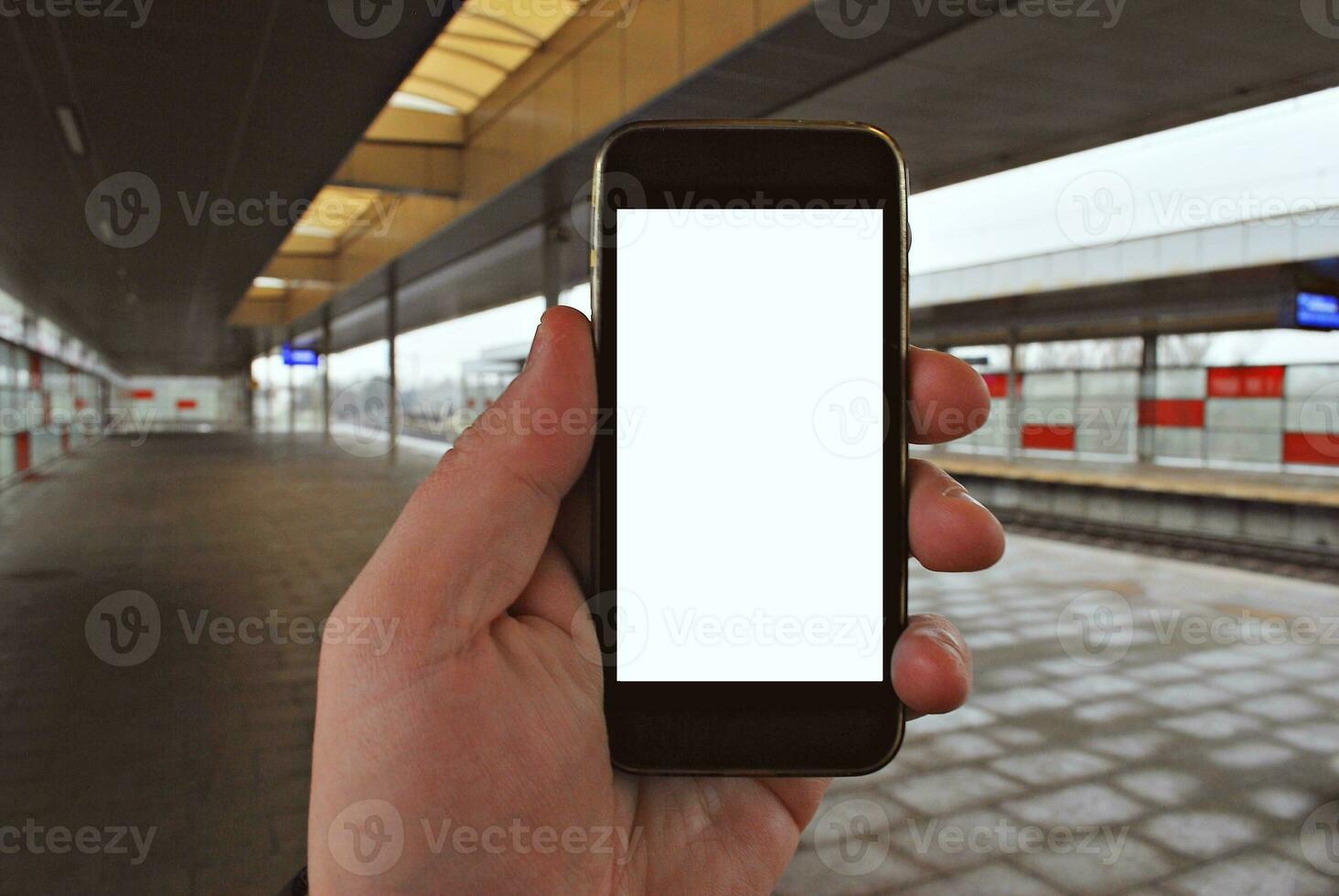 mão segurando Smartphone com metrô estação fundo foto