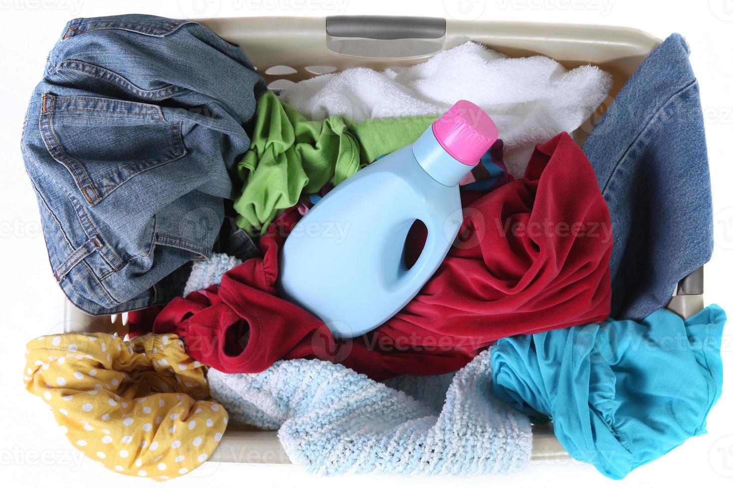 vista superior do cesto de roupa suja cheio de roupas sujas foto