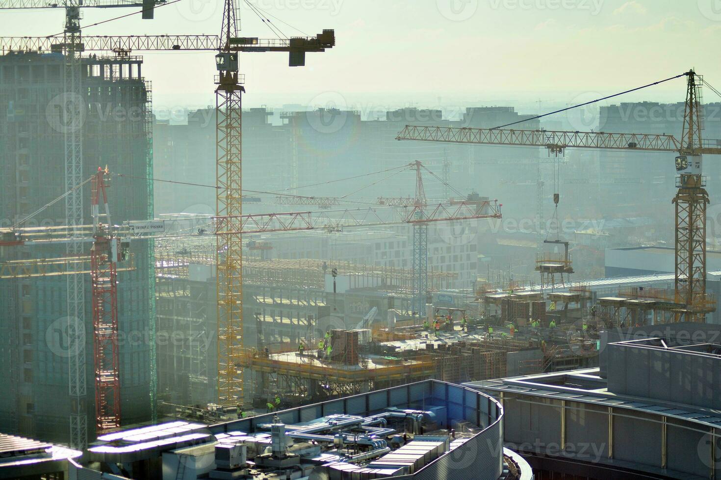 Alto subir construção debaixo construção. instalação do vidro fachada painéis em uma reforçado concreto estrutura. foto