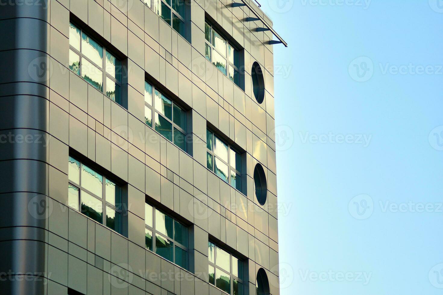 abstrato fechar-se do a revestido de vidro fachada do uma moderno construção coberto dentro reflexivo prato vidro. arquitetura abstrato fundo. vidro parede e fachada detalhe. foto