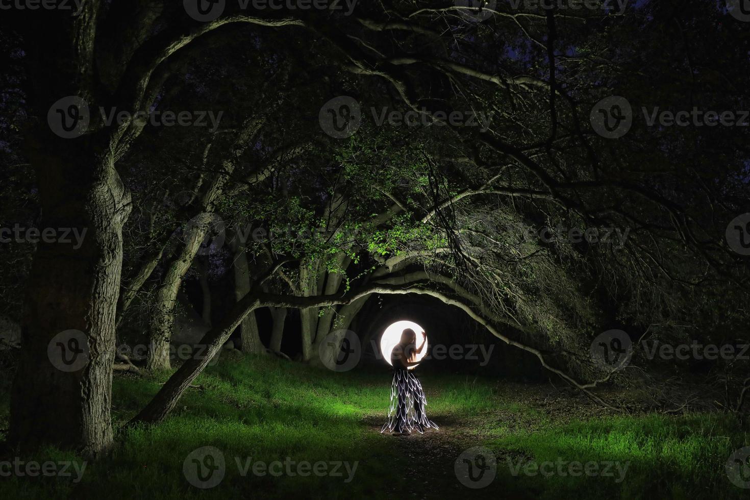 pintura de luz criativa com iluminação de tubo de cor com paisagens foto