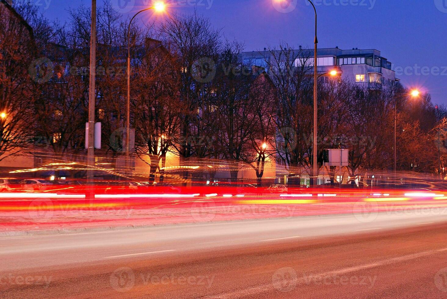 errante carro com borrão luz através cidade às noite foto