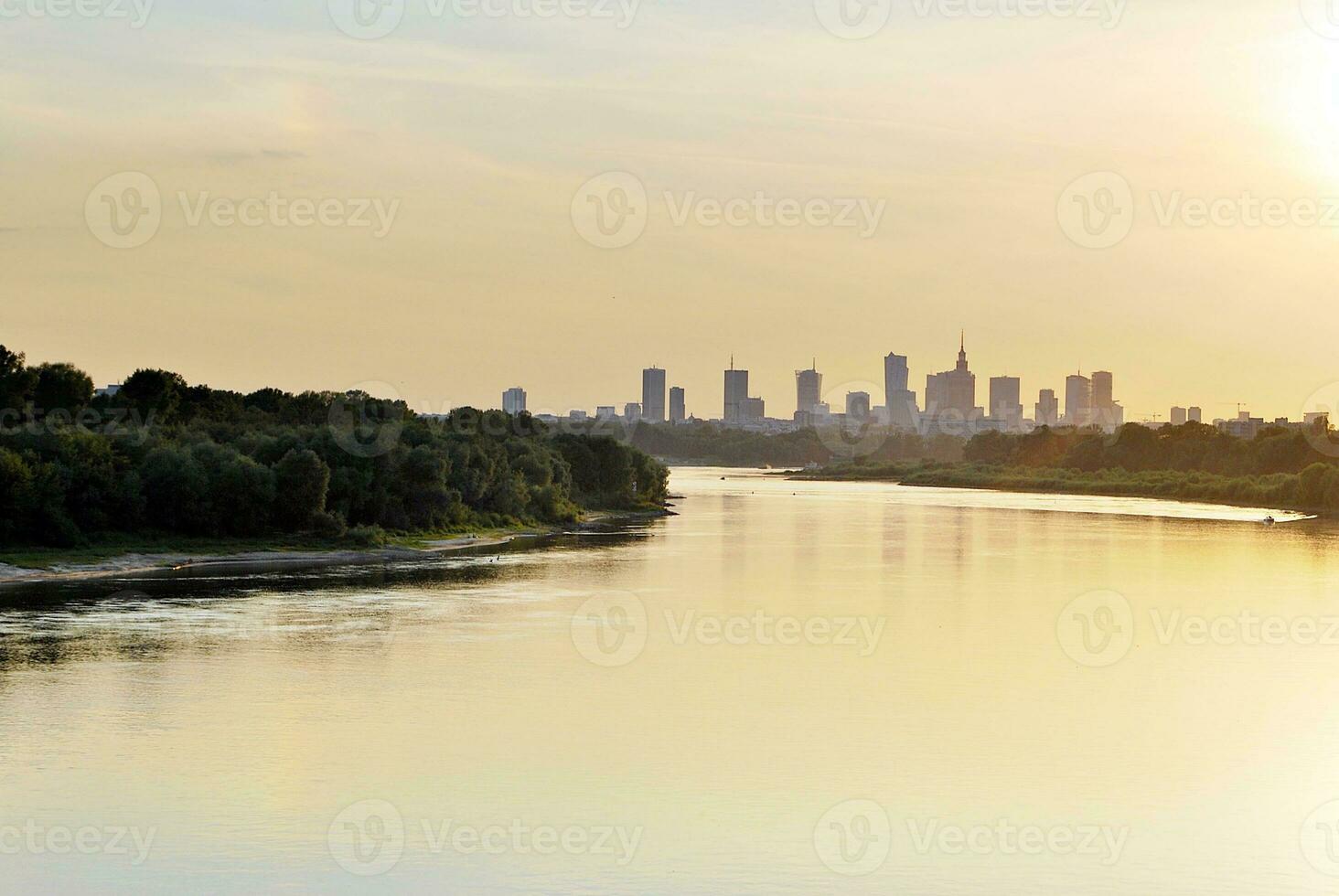 rio dentro a cidade dentro às colorida pôr do sol dentro a fundo foto