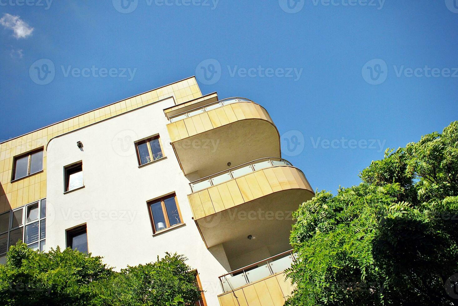 moderno e Novo apartamento prédio. de vários andares, moderno, Novo e à moda vivo quadra do apartamentos. foto