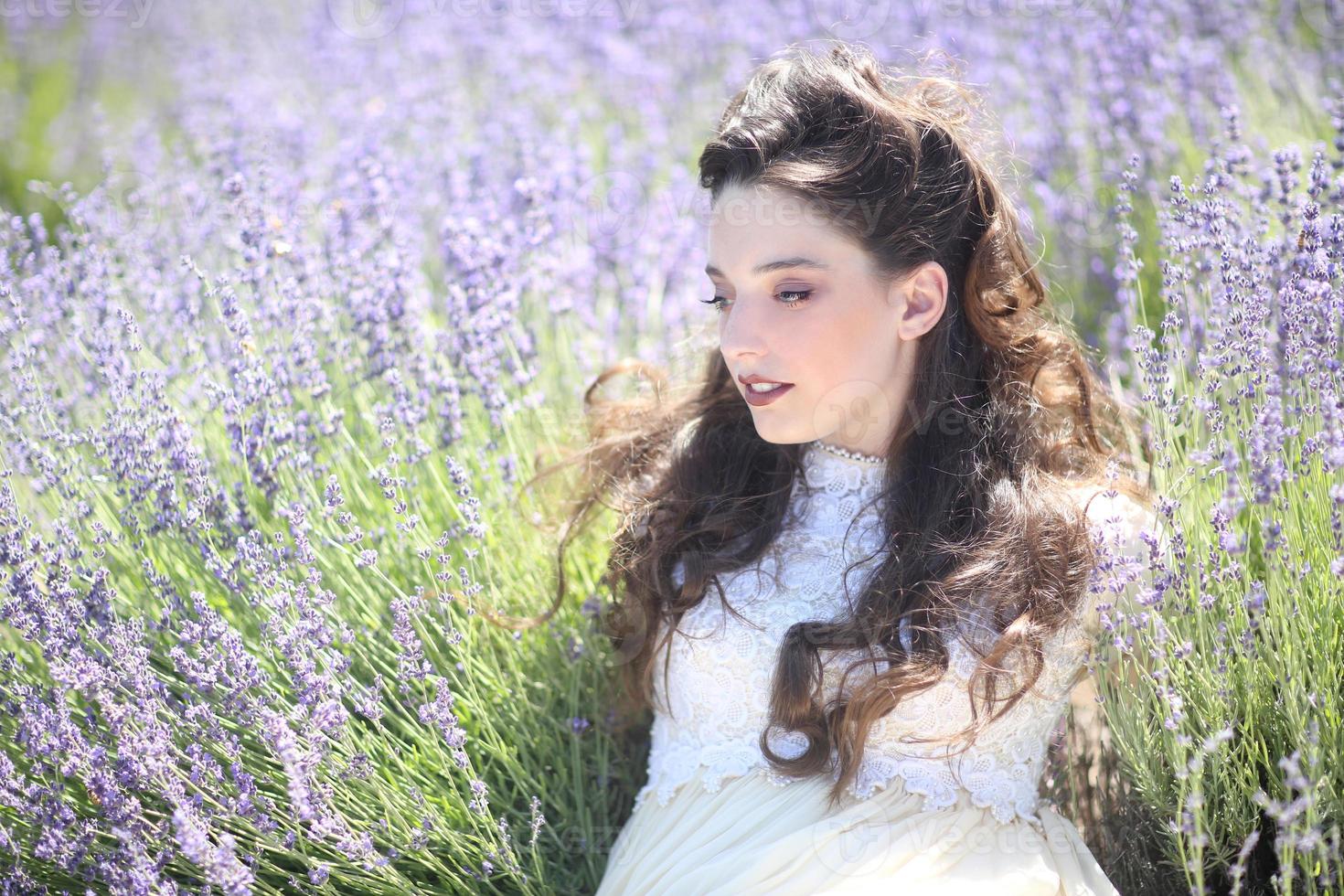 menina bonita ao ar livre em um campo de flores de lavanda foto