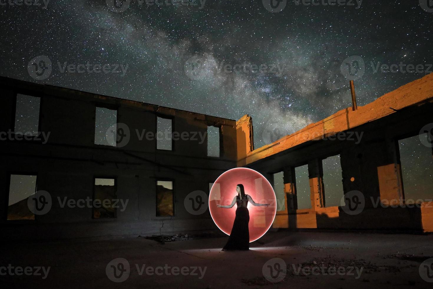 bela modelo posando no deserto à noite com a via láctea foto