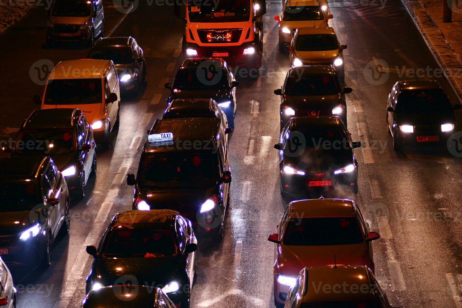 carros em rua. cidade rua luzes às noite. foto