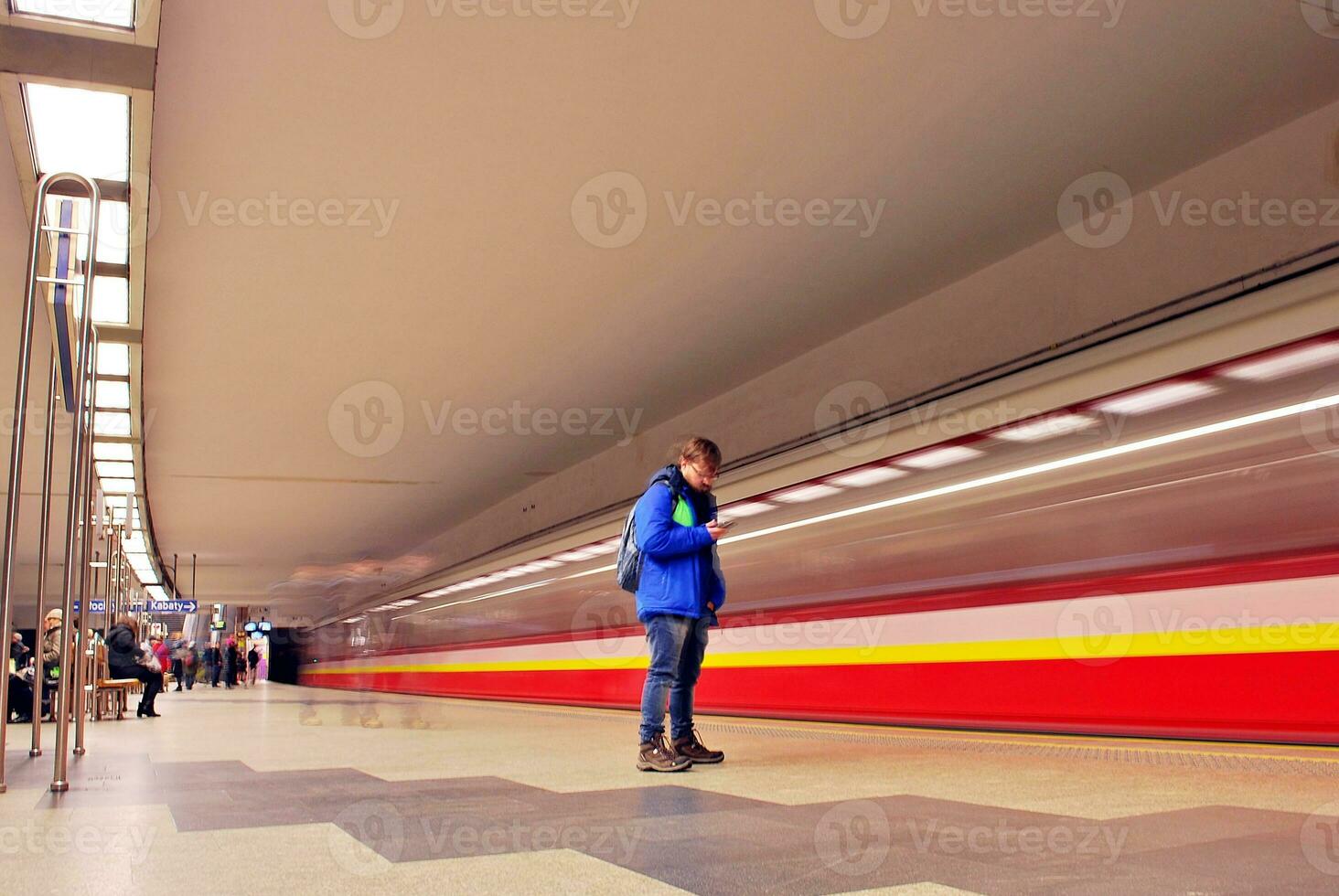 velozes movimento do metro trem. grandes exposição do uma passando por passageiro trem. dentro movimento foto