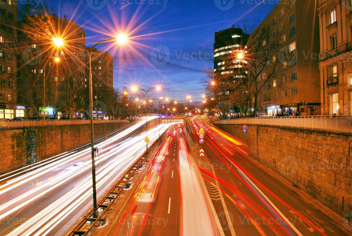 luz listras e vestígios do movimento dentro a cidade foto