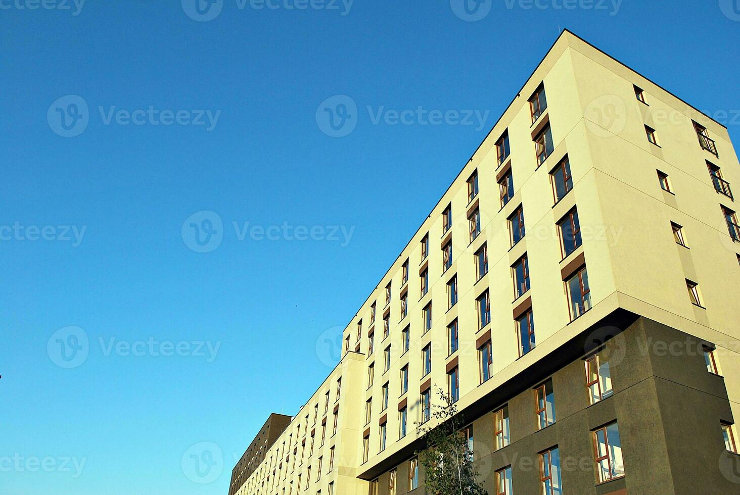 moderno e Novo apartamento prédio. de vários andares, moderno, Novo e à moda vivo quadra do apartamentos. foto