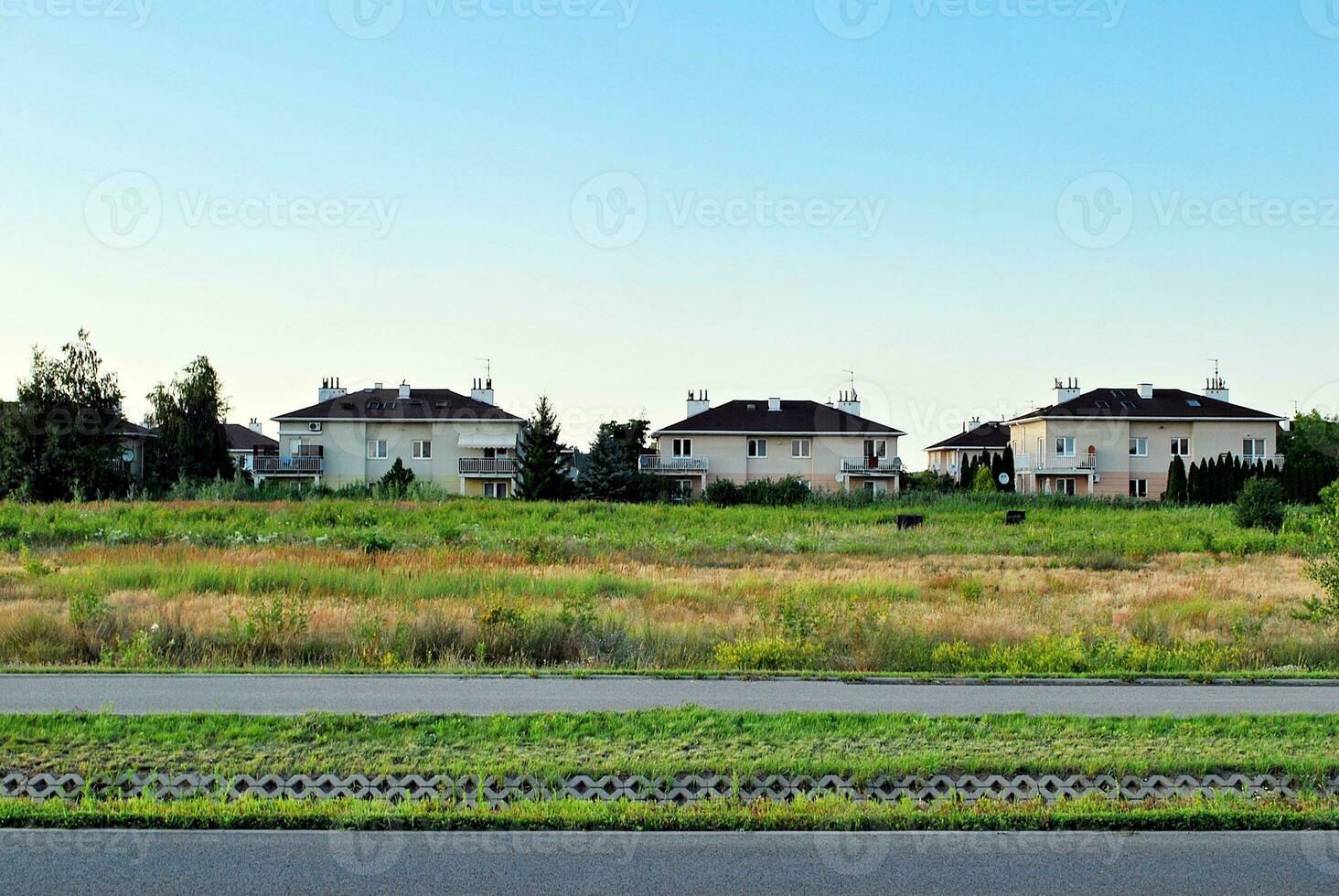 perfeitamente bem cuidada suburbano casa em uma lindo ensolarado dia foto