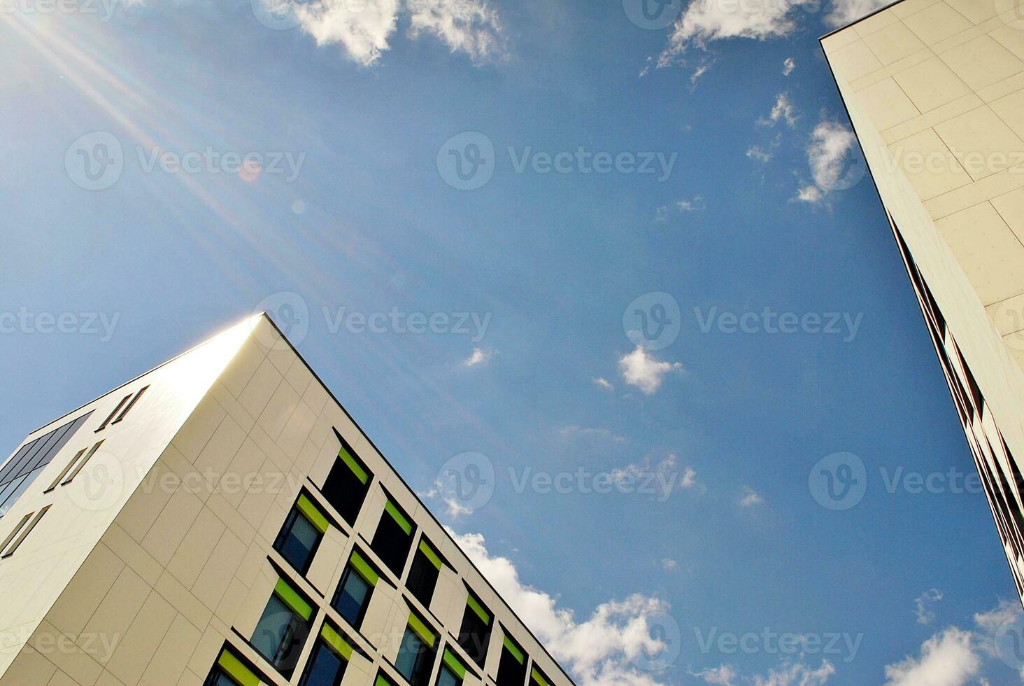 abstrato fechar-se do a revestido de vidro fachada do uma moderno construção coberto dentro reflexivo prato vidro. arquitetura abstrato fundo. vidro parede e fachada detalhe. foto