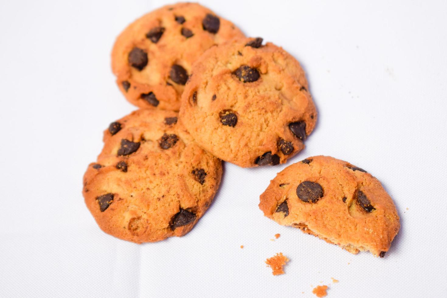 biscoitos de chocolate redondos em fundo branco isolados, close-up de uma travessa de pão de biscoito com fundo branco foto