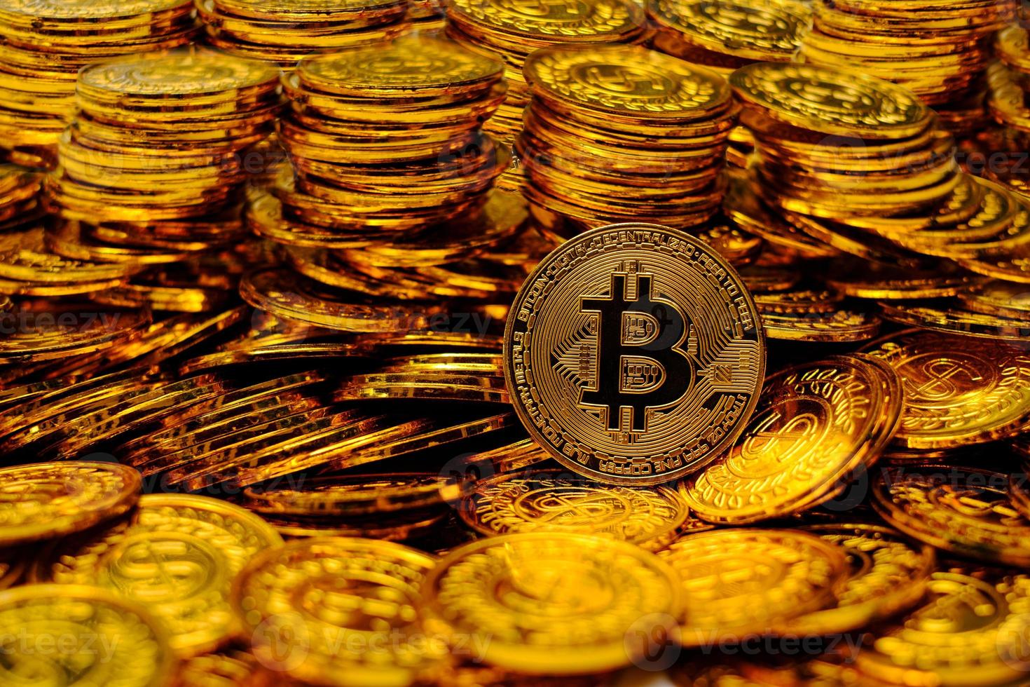 bitcoin criptomoeda em muitas moedas de ouro foto