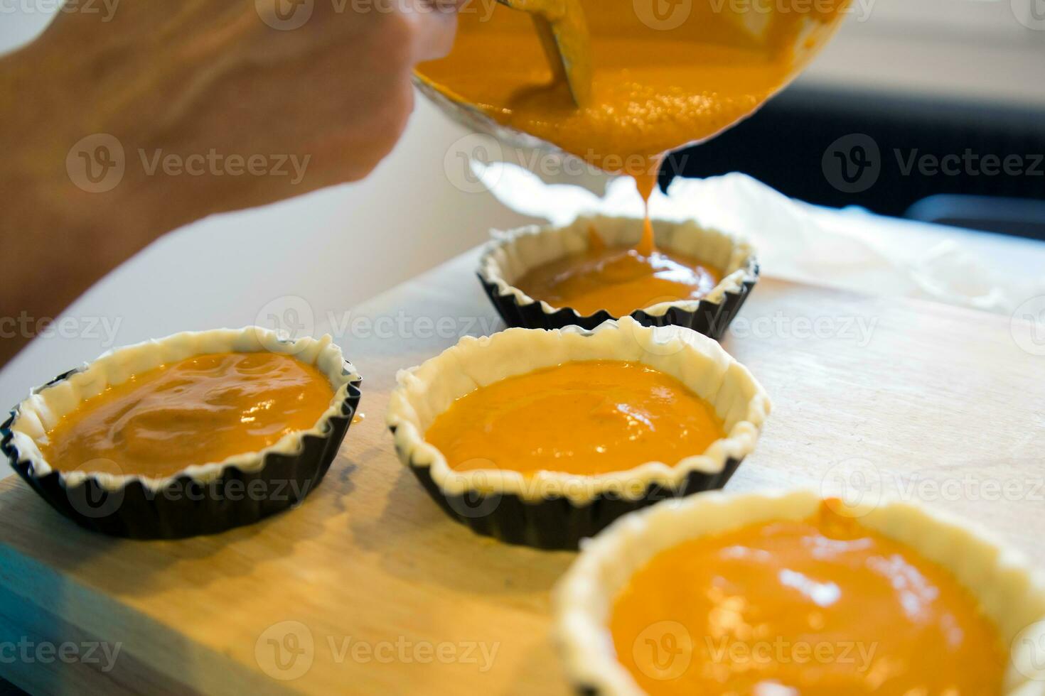 mulher mãos cozimento pequeno pumking bolos foto