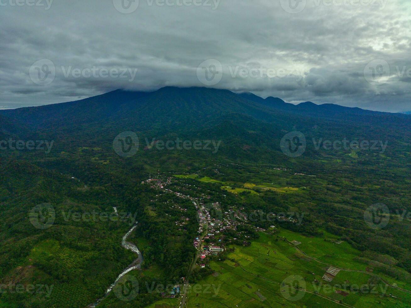 a beleza do a manhã panorama com nascer do sol dentro Indonésia Vila foto