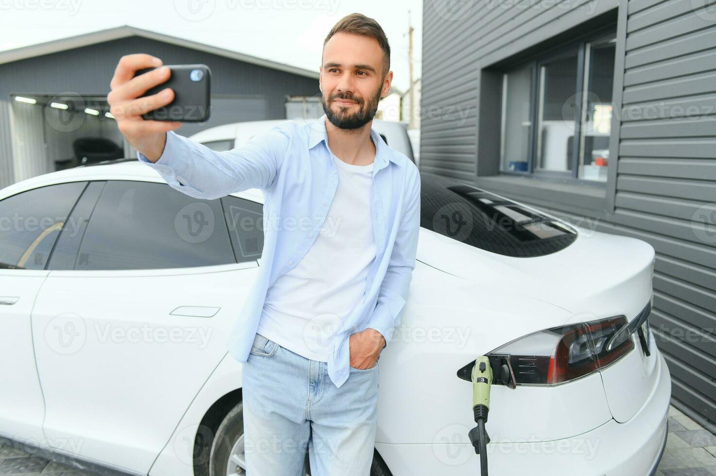 homem cobrando elétrico carro de a casa. foto