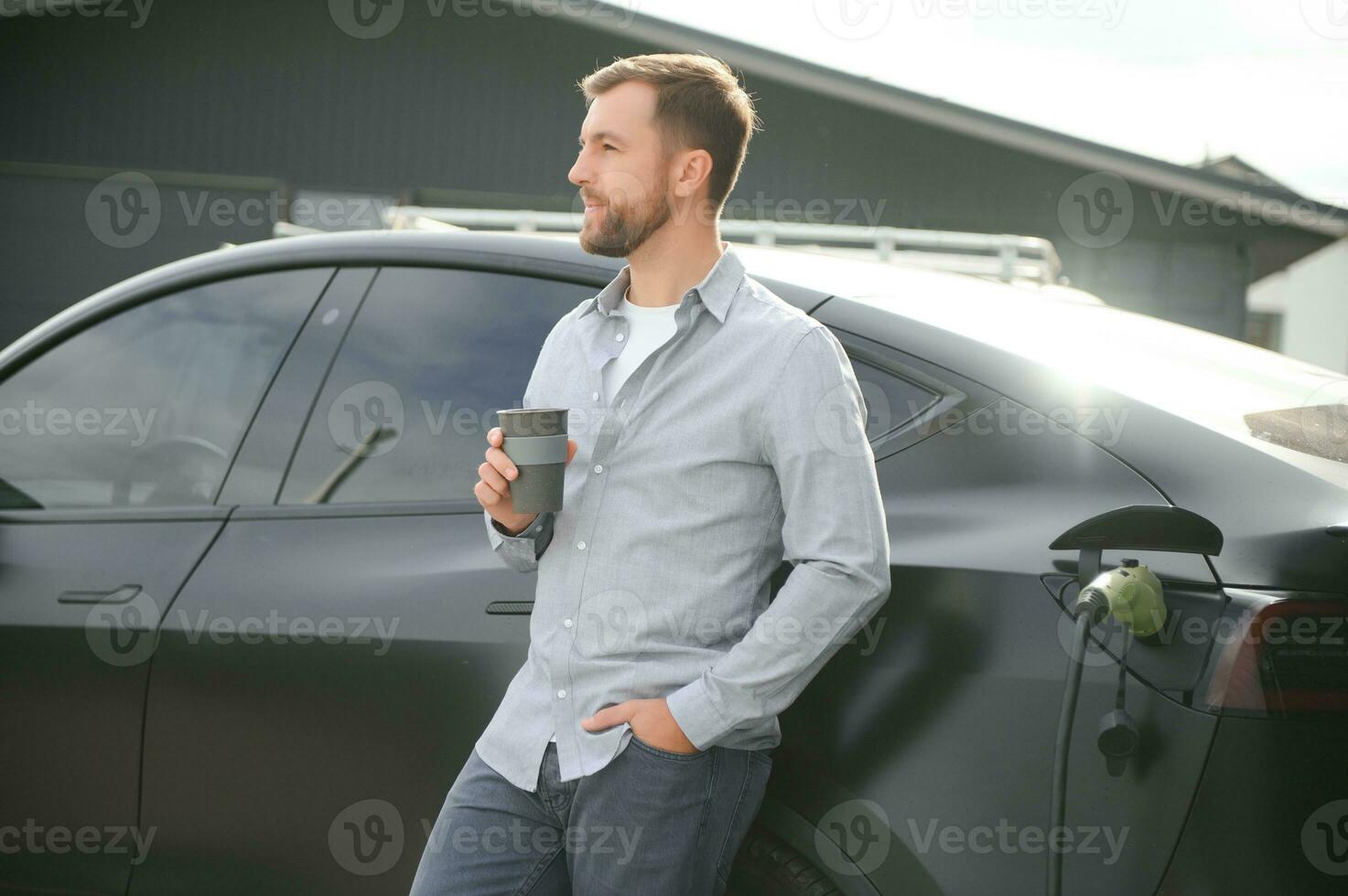 uma homem cobranças a elétrico carro foto