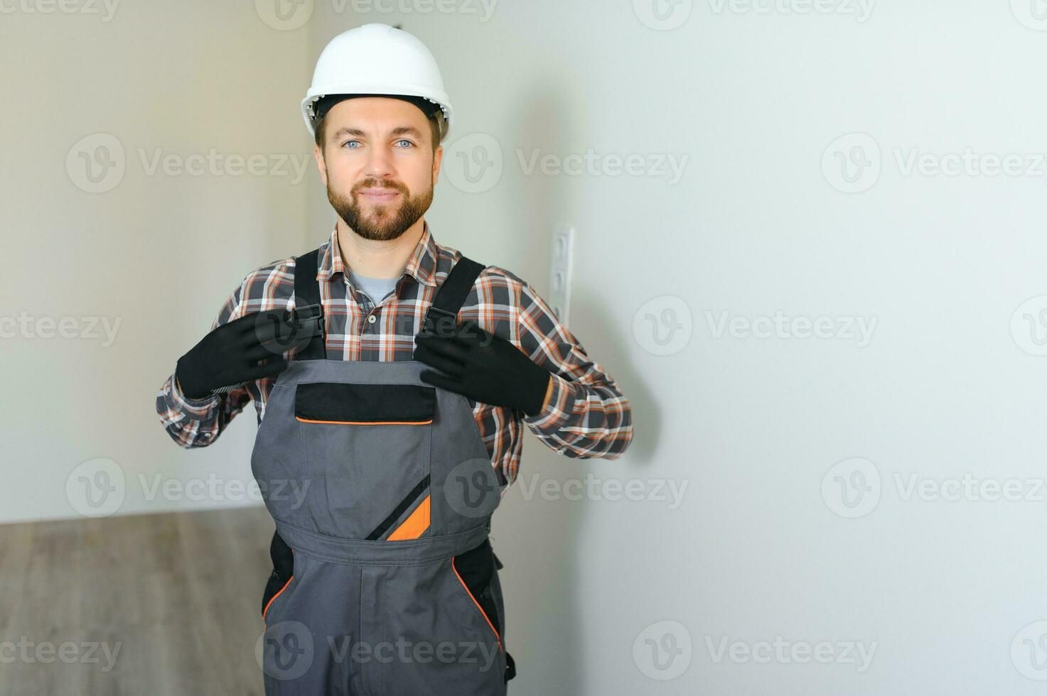 retrato do uma construção trabalhador ou reparador dentro a casa foto