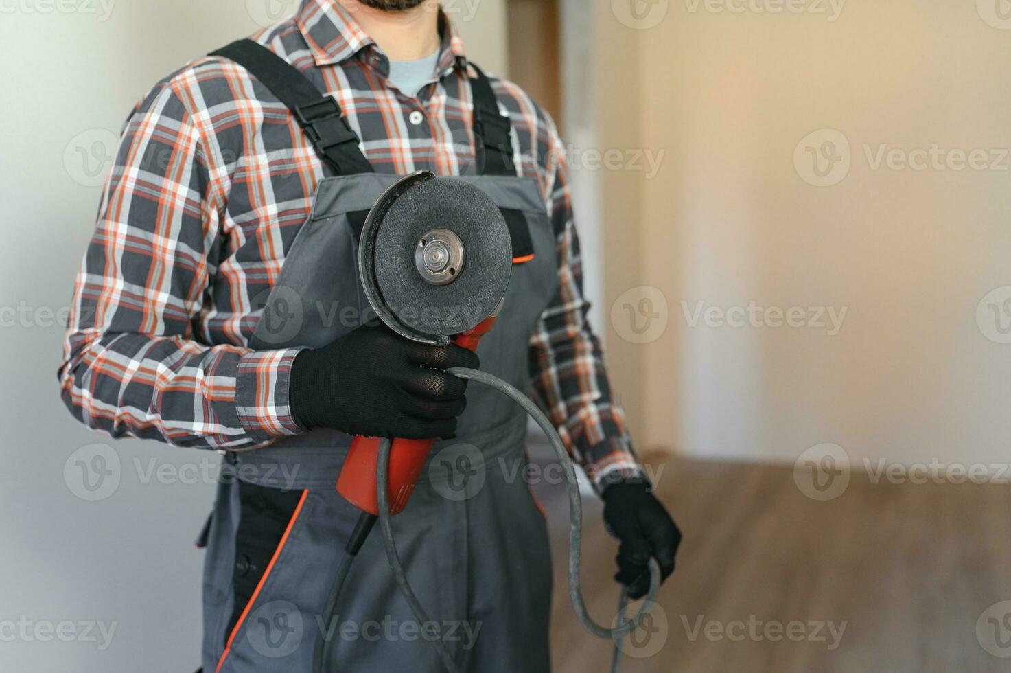 retrato do uma construção trabalhador ou reparador dentro a casa foto