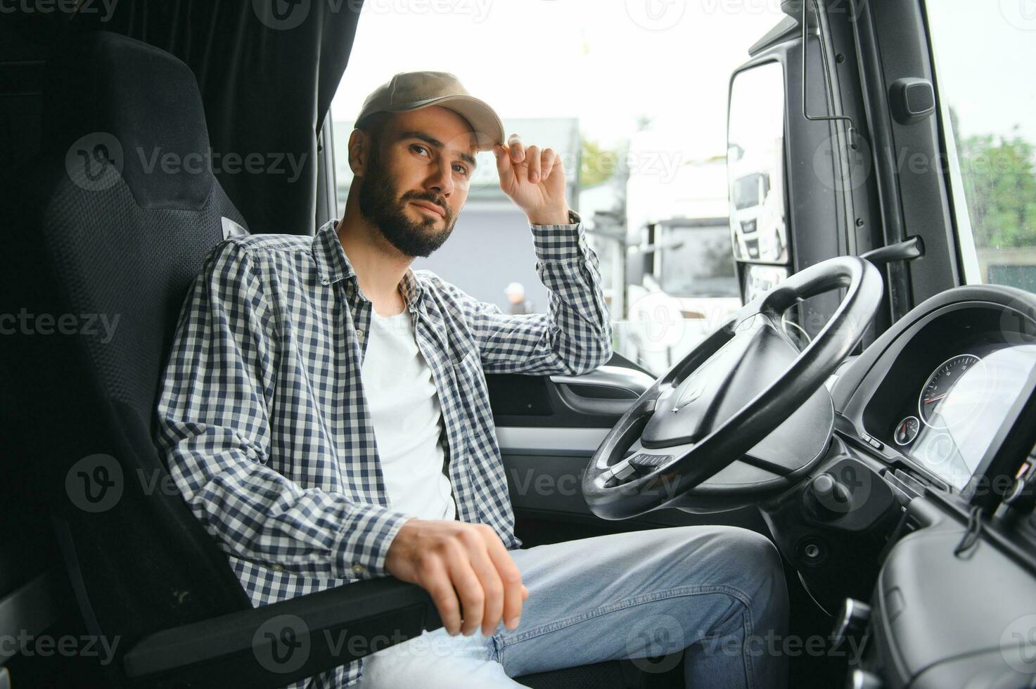 sorrir confiança jovem homem profissional caminhão motorista dentro o negócio grandes transporte. foto