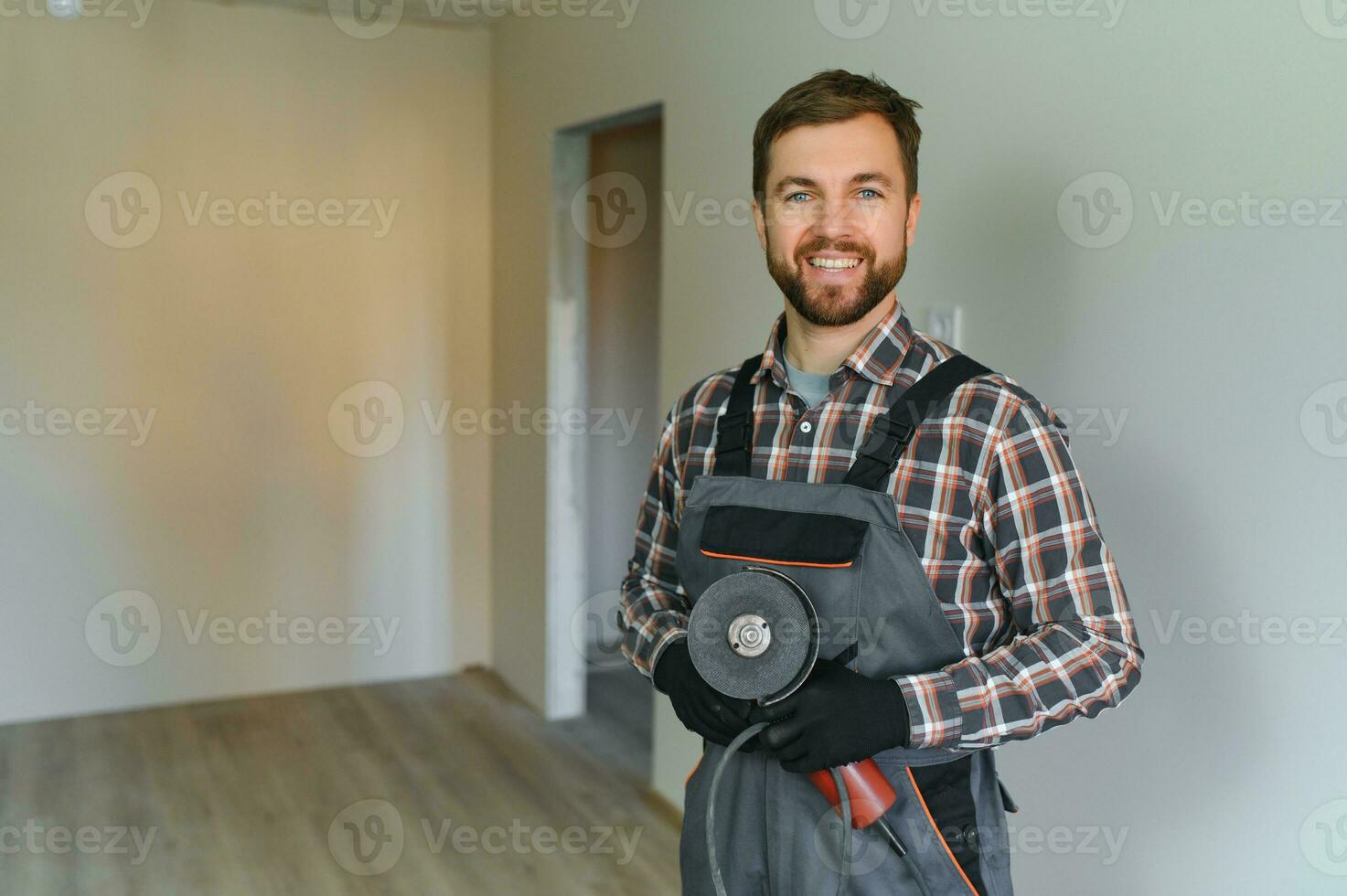 retrato do uma construção trabalhador ou reparador dentro a casa foto