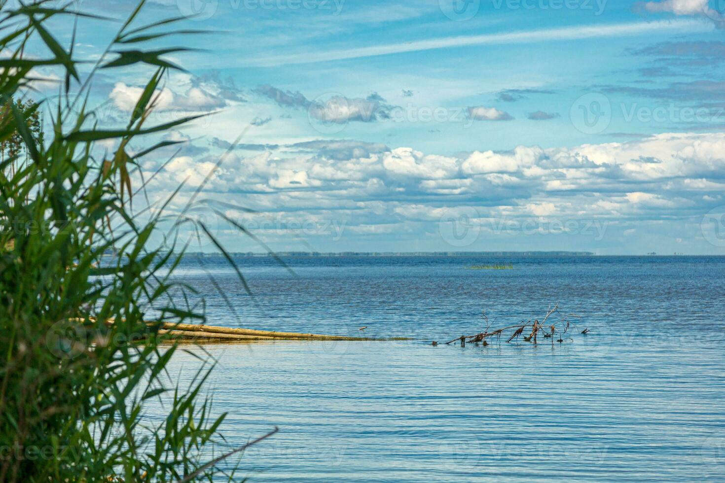 lindo panorama do a mar contra a fundo do uma azul céu com nuvens foto