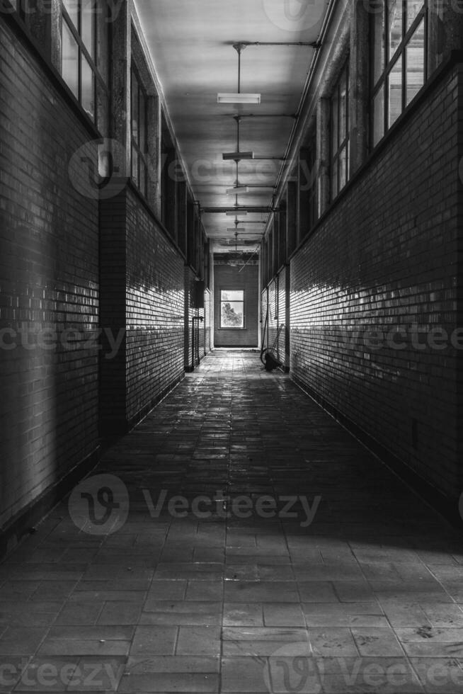 urbex, corredor dentro a velho abandonado prédio. foto