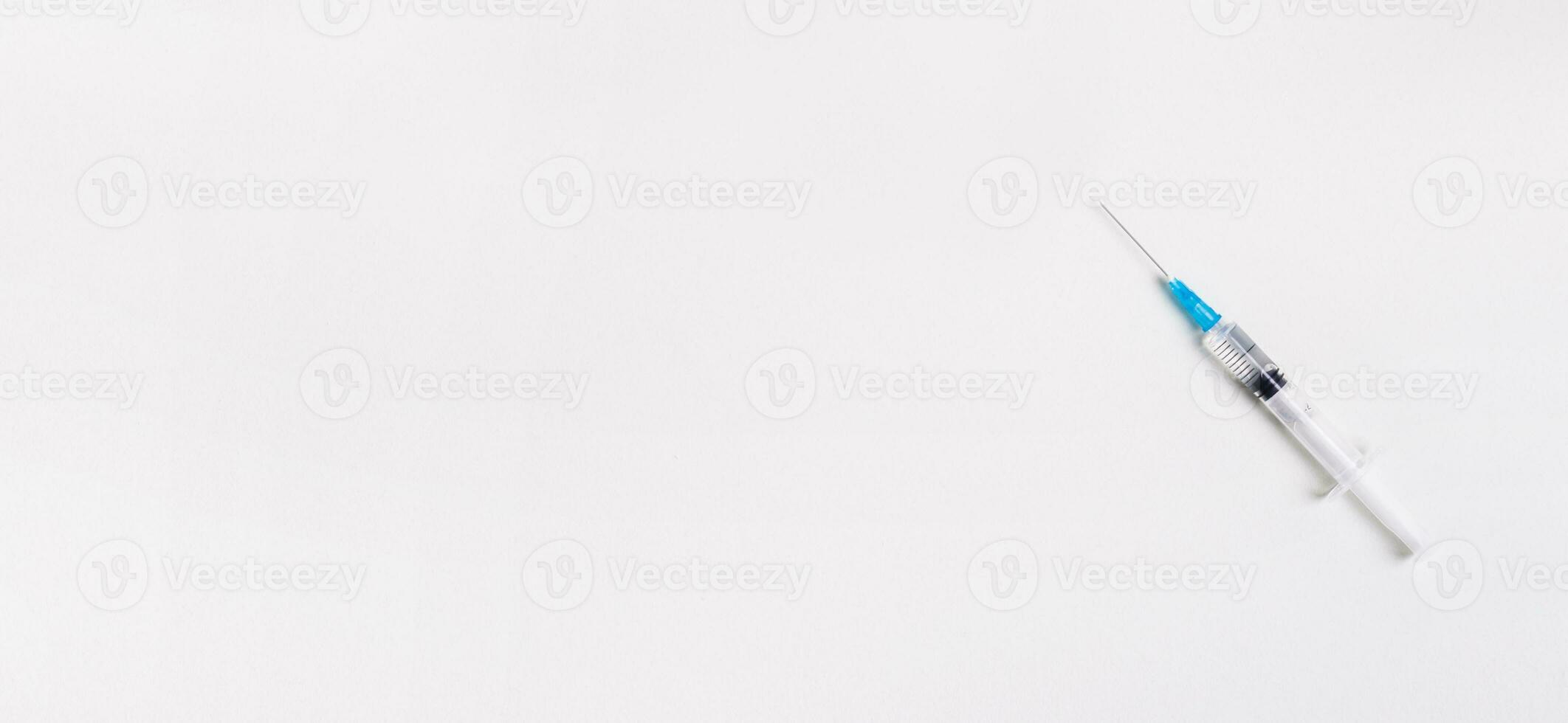 vacinação conceito. seringa com vacina em cinzento fundo. bandeira formatar. foto