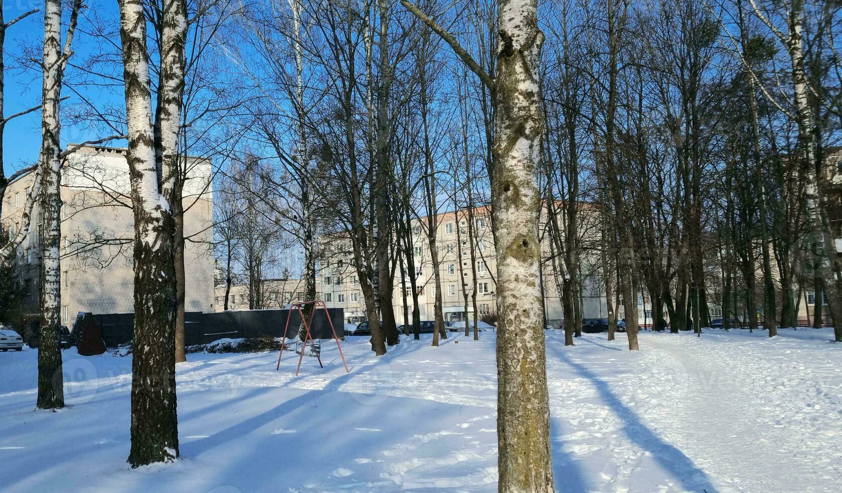 panorama tiro do a rua em a inverno dia. estação foto