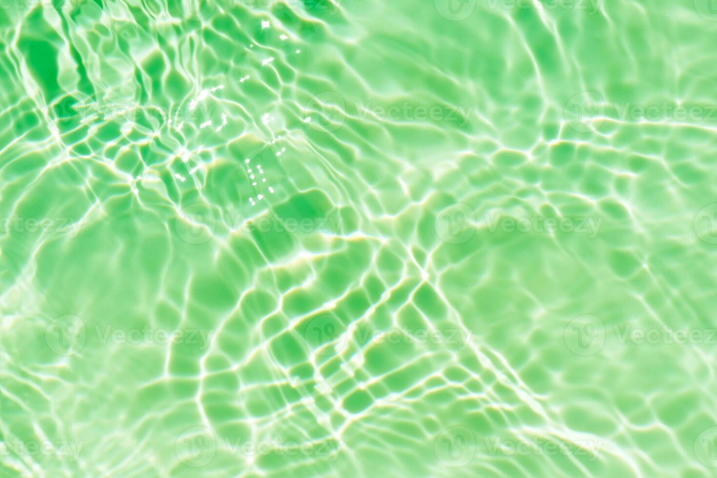 desfocar a textura de superfície de água calma de cor azul transparente turva com salpicos e bolhas. fundo de natureza abstrata na moda. ondas de água à luz do sol com espaço de cópia. aquarela azul brilhando foto